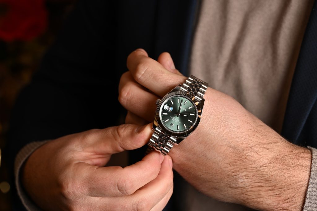 Close-up van een Rolex Datejust met Jubilee-bandje en datumvenster, op een luxe achtergrond